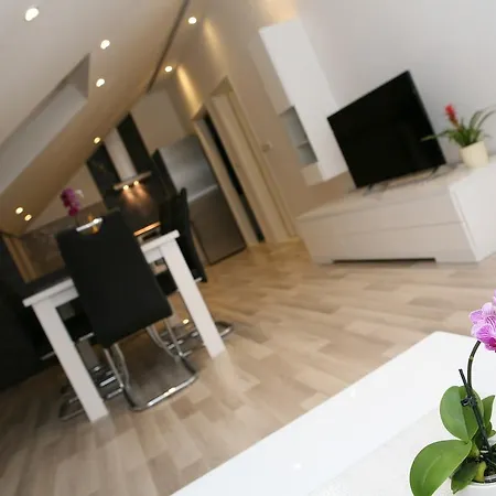 Sanja * Τρογκίρ